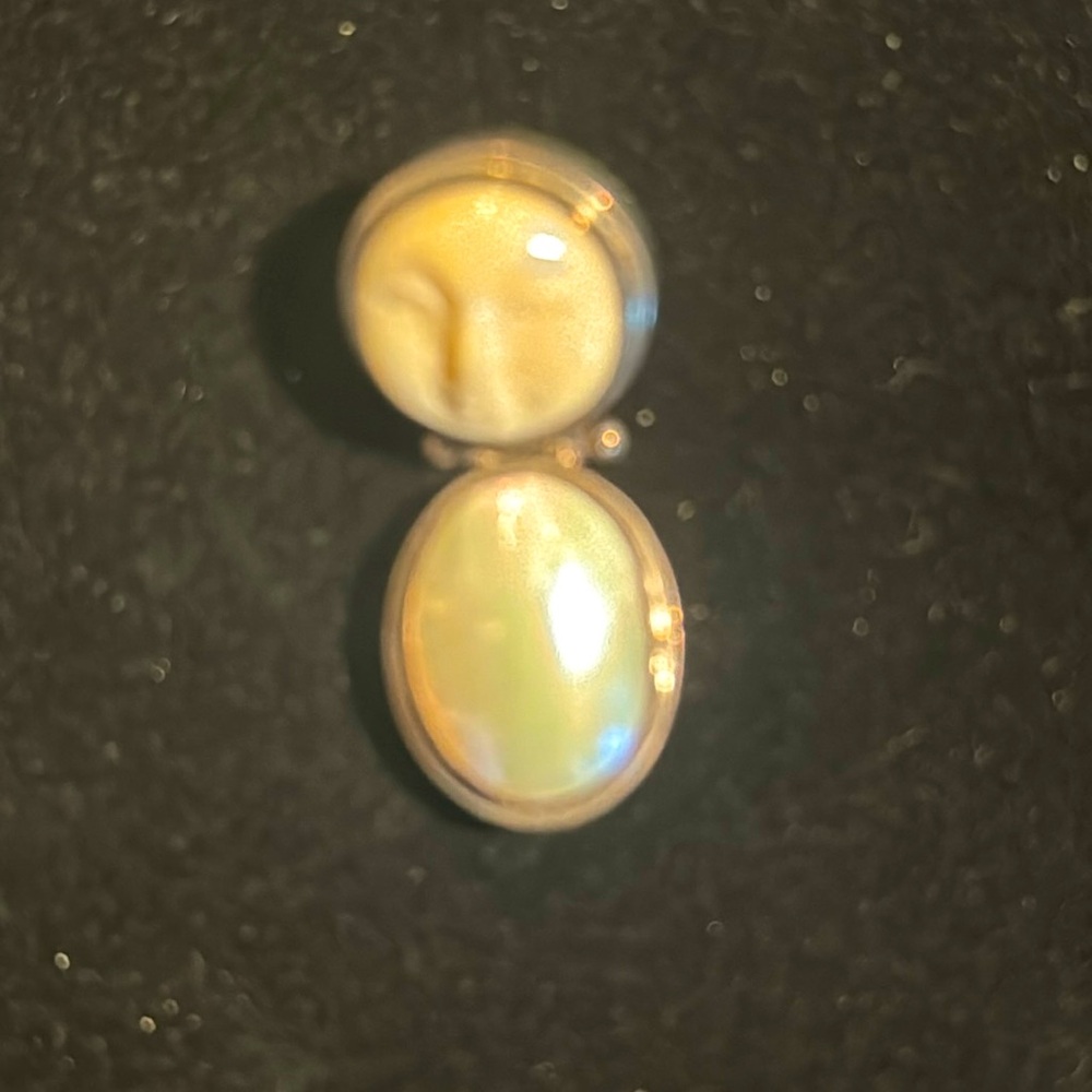 Ceramic face and pearl silver pendant